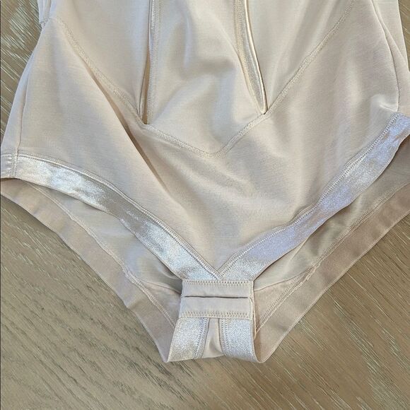 Maidenform Tummy Control Shapewear Bodysuit Built-In Underwire Bra, 36DD, NWT - Picture 5 of 11